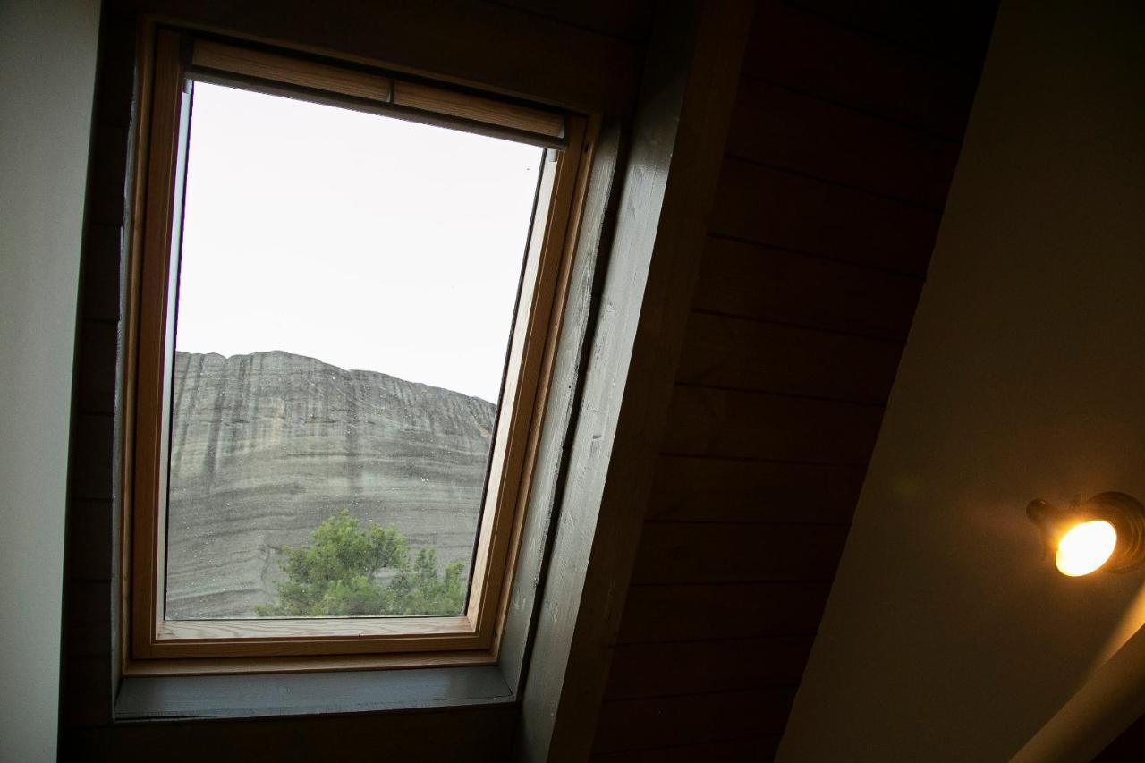 Under The Rocks Meteora Panoramic View Villa 卡兰巴卡 外观 照片