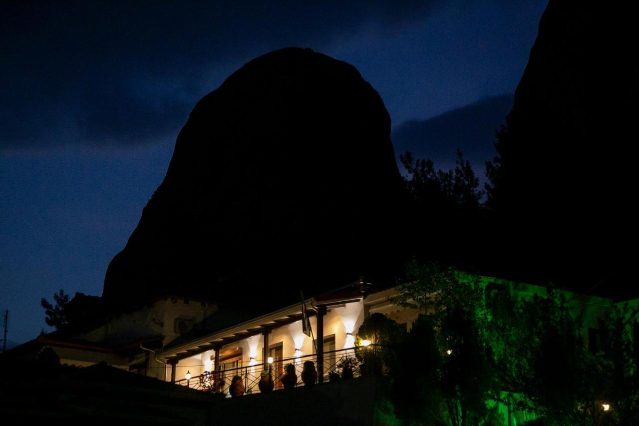 Under The Rocks Meteora Panoramic View Villa 卡兰巴卡 外观 照片